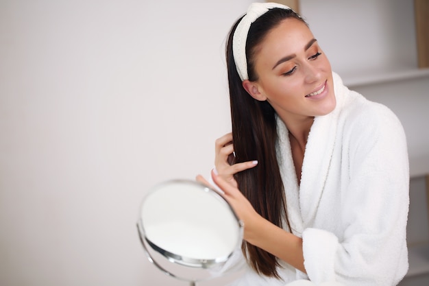 Mulher jovem e bonita com pele limpa e fresca