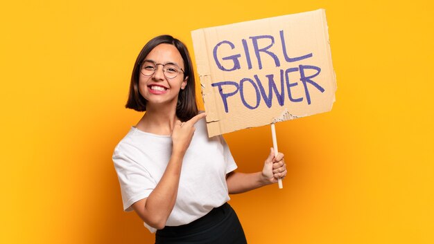 Mulher jovem e bonita com placa de energia feminina