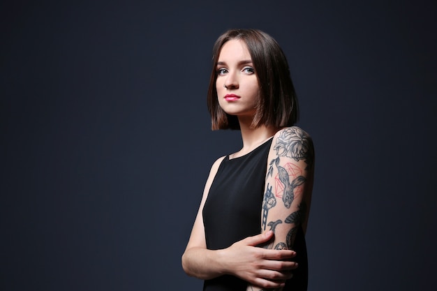Foto mulher jovem e bonita com pose de tatuagem