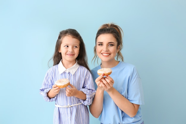 Mulher jovem e bonita com rosquinhas