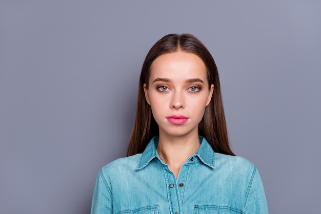 Mulher jovem e bonita com roupas casuais