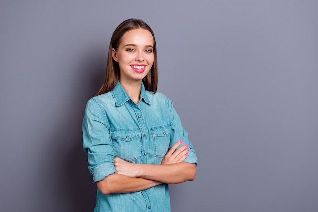 Mulher jovem e bonita com roupas casuais