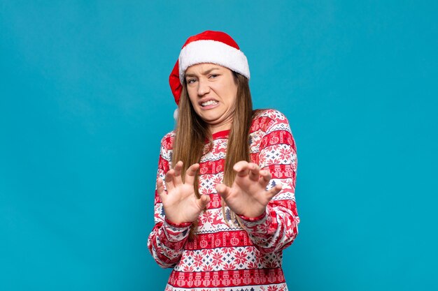 Mulher jovem e bonita com roupas de Natal