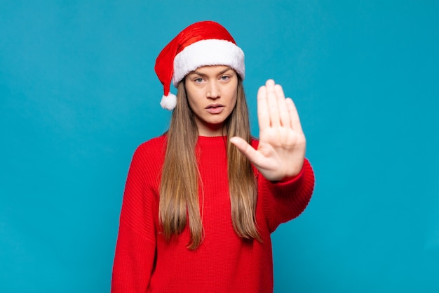 Mulher jovem e bonita com roupas de Natal