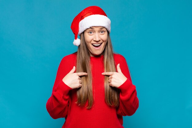 Mulher jovem e bonita com roupas de Natal