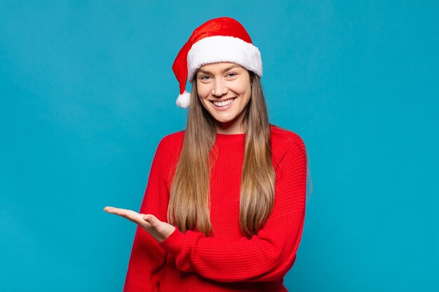 Mulher jovem e bonita com roupas de Natal