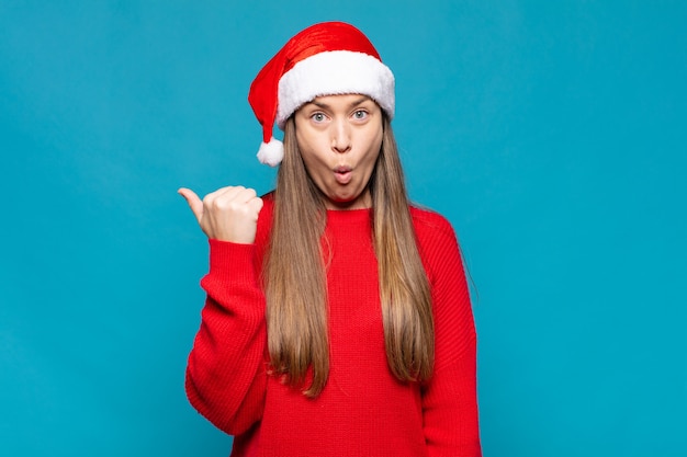 Mulher jovem e bonita com roupas de Natal