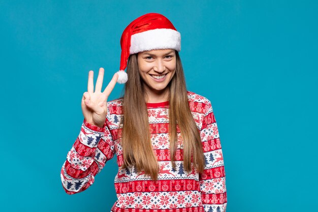 Mulher jovem e bonita com roupas de Natal