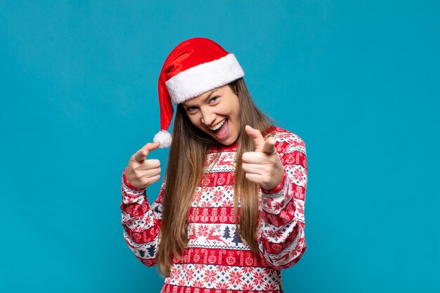 Mulher jovem e bonita com roupas de Natal