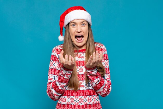 Mulher jovem e bonita com roupas de Natal