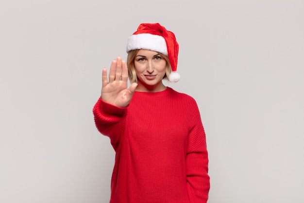 Mulher jovem e bonita com roupas de Natal