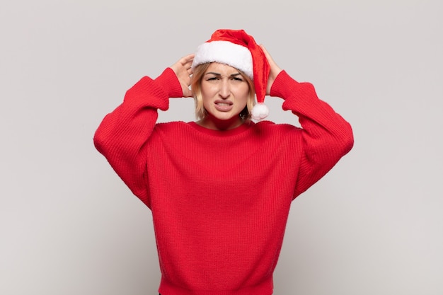 Mulher jovem e bonita com roupas de Natal