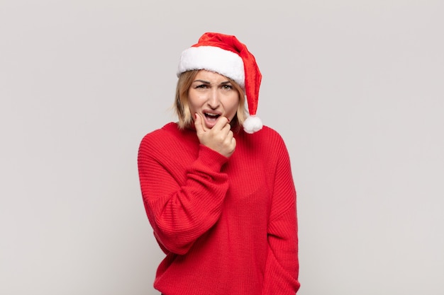 Mulher jovem e bonita com roupas de Natal