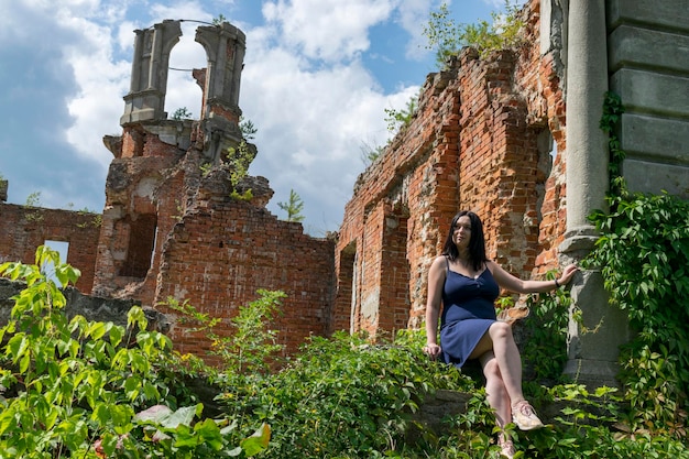 Mulher jovem e bonita com ruína antiga