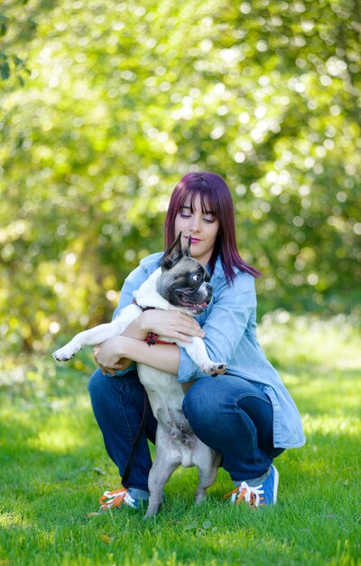 Mulher jovem e bonita com seu cachorro bulldog francês