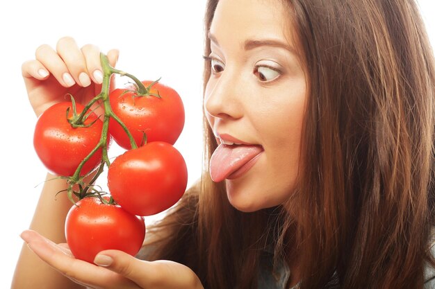 Mulher jovem e bonita com tomates maduros