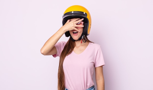 Mulher jovem e bonita com um capacete de moto.