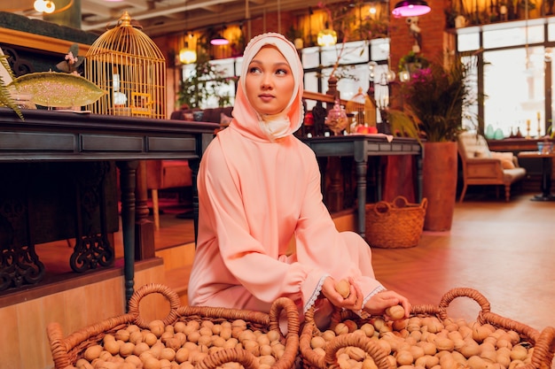 Mulher jovem e bonita com um hijab rosa.