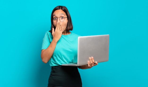 Mulher jovem e bonita com um laptop