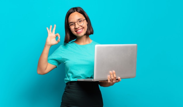 Mulher jovem e bonita com um laptop