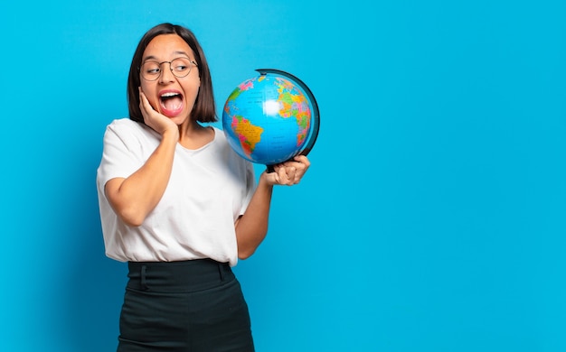 Foto mulher jovem e bonita com um mapa do globo terrestre