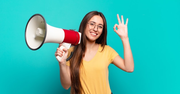 Mulher jovem e bonita com um megafone