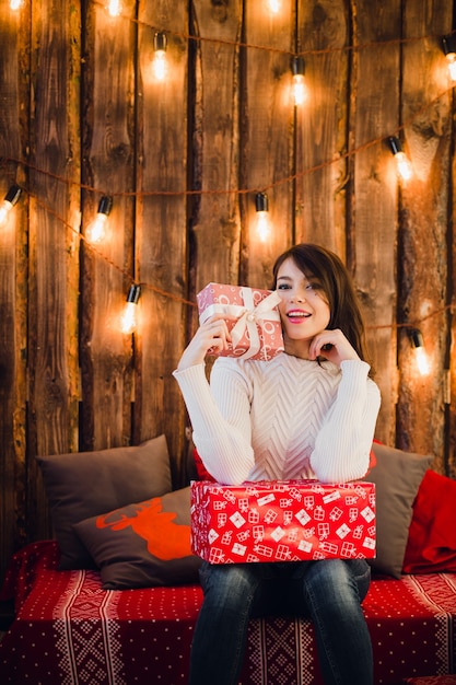 Mulher jovem e bonita com um presente de Natal