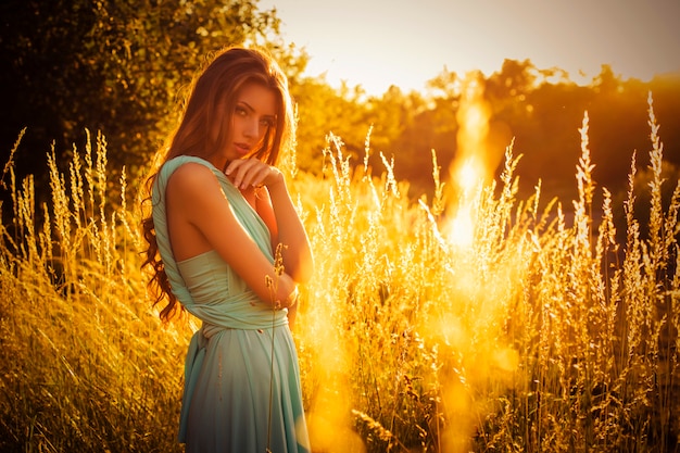 Mulher jovem e bonita com um vestido elegante de hortelã