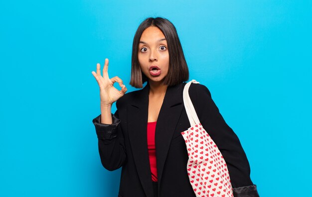 Mulher jovem e bonita com uma bolsa de corações