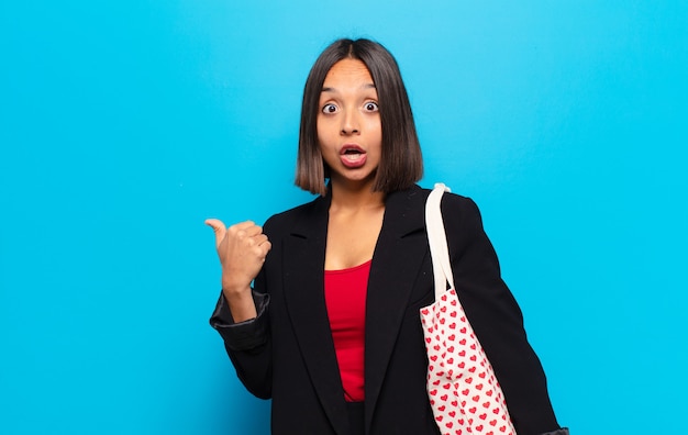 Mulher jovem e bonita com uma bolsa de corações