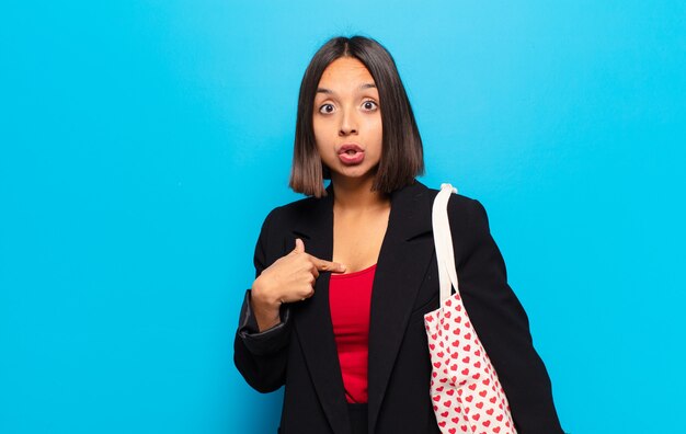 Mulher jovem e bonita com uma bolsa de corações