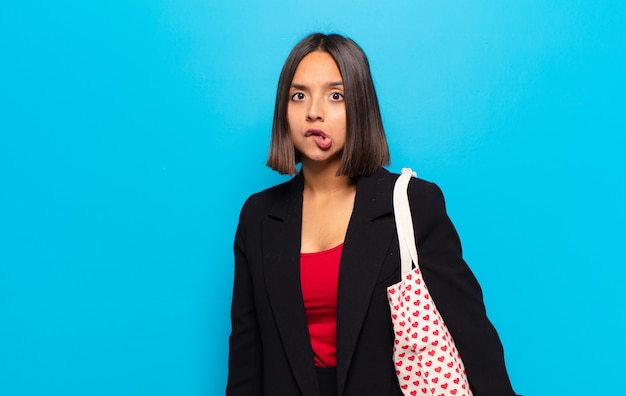 Mulher jovem e bonita com uma bolsa de corações