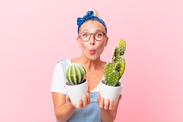 Mulher jovem e bonita com uma planta de casa