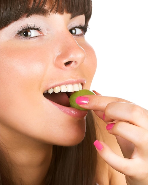 Foto mulher jovem e bonita com uva verde