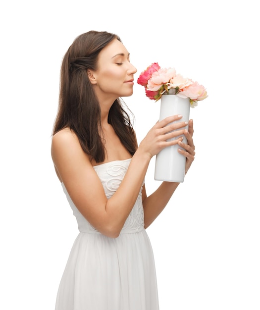 Foto mulher jovem e bonita com vaso e flores