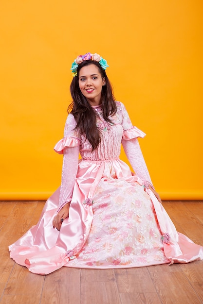 Foto mulher jovem e bonita com vestido rosa de fada. conto de faiy