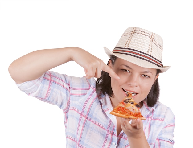 Mulher jovem e bonita comendo uma fatia de pizza em um fundo branco