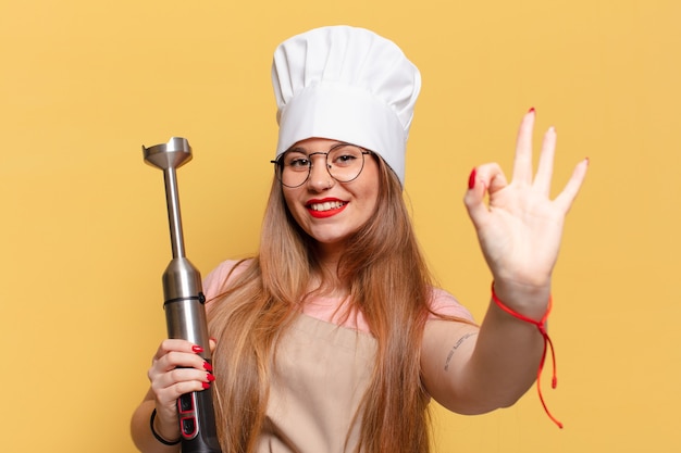 Mulher jovem e bonita. conceito de chef de expressão feliz e surpreso