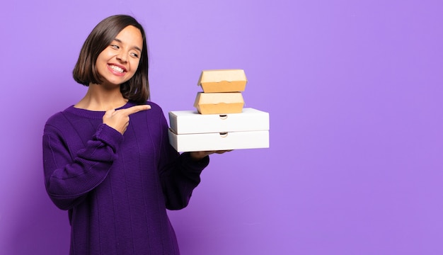 Mulher jovem e bonita. conceito de comida rápida para viagem