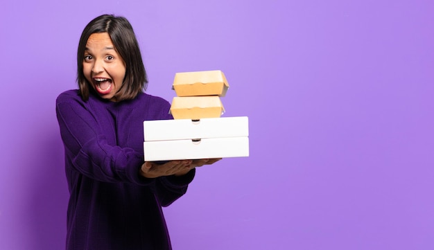 Mulher jovem e bonita. conceito de comida rápida para viagem