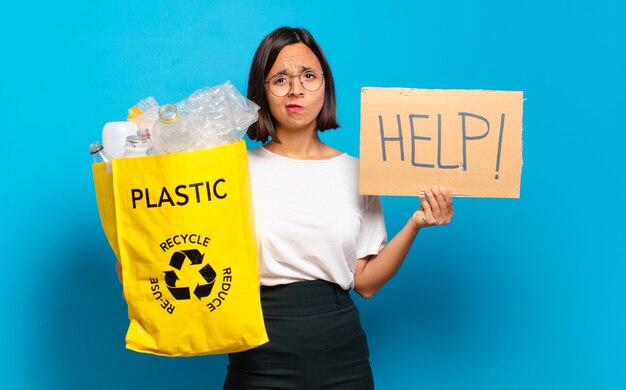 Mulher jovem e bonita. conceito de reciclagem