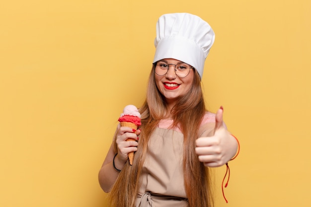 Mulher jovem e bonita. conceito de sorvete de expressão feliz e surpresa