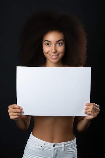 Mulher jovem e bonita de pele negra segurando uma placa de papel em branco com fotografia de moldura