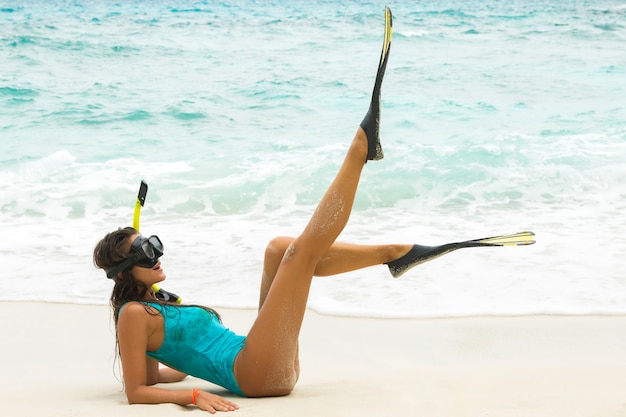 Mulher jovem e bonita depois de mergulhar na praia