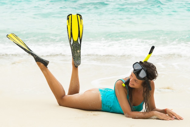 Mulher jovem e bonita depois de mergulhar na praia