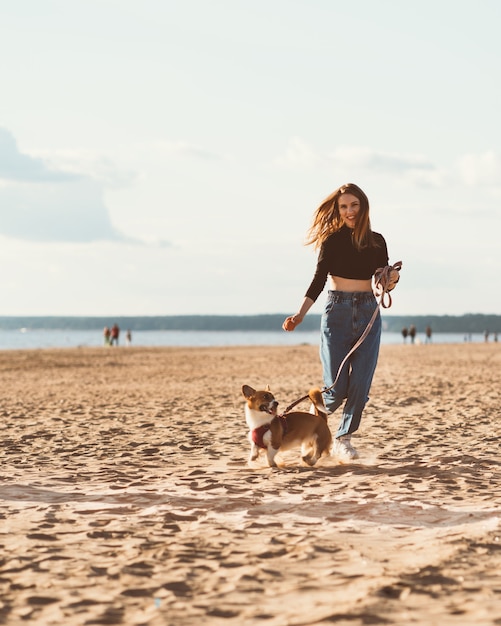 Mulher jovem e bonita e cachorrinho Corgi