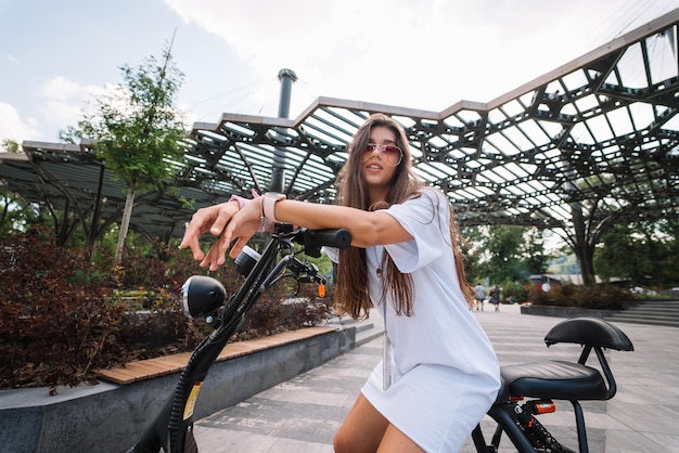 Mulher jovem e bonita e uma scooter elétrica