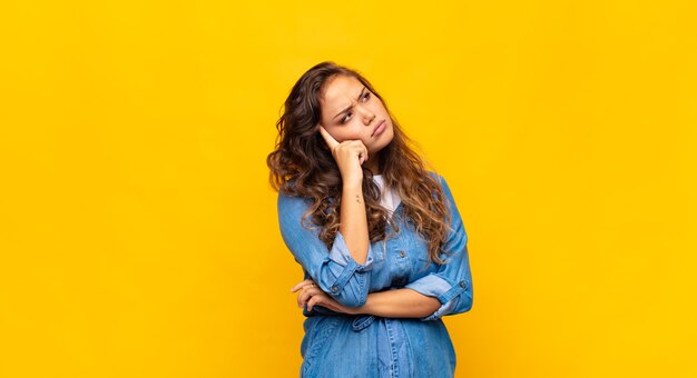 mulher jovem e bonita elegante em fundo amarelo