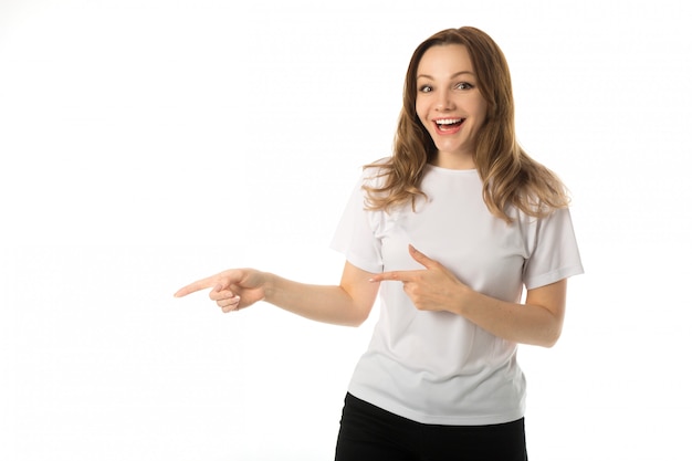 Mulher jovem e bonita em camiseta branca com gesto com a mão