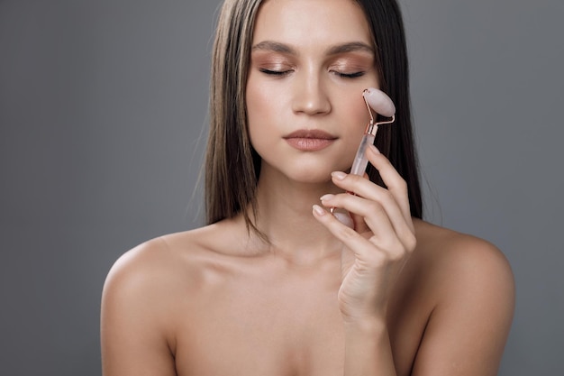 Mulher jovem e bonita em cuidados com a pele de retrato de estúdio